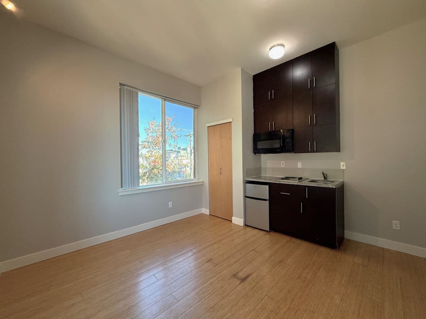 Seattle Apartment: 5043 Brooklyn Ave NE
