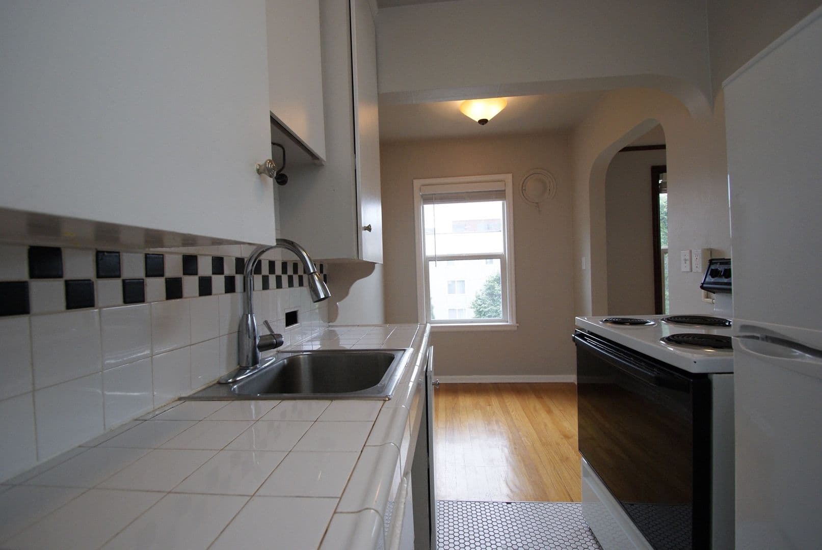 SEATTLE Apartment: 616 4TH AVE W