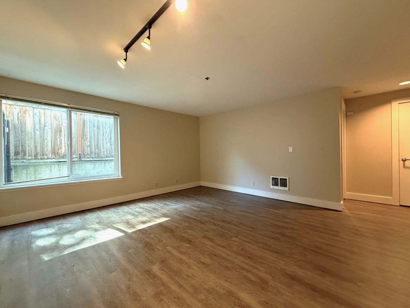 Seattle Apartment: 1813 19th Ave