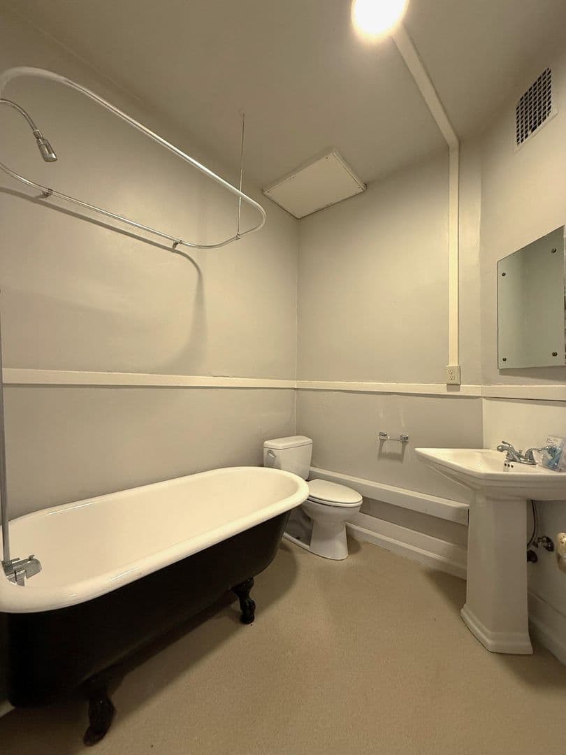 Seattle Apartment: 1803 E John St