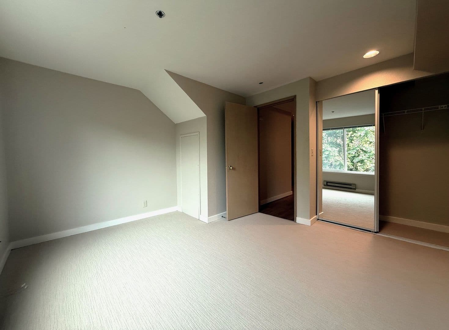 Seattle Apartment: 1813 19th Ave