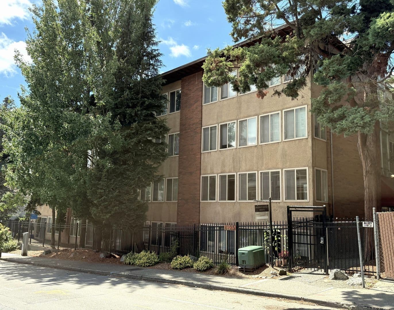 Seattle Apartment: 4225 11th Ave NE