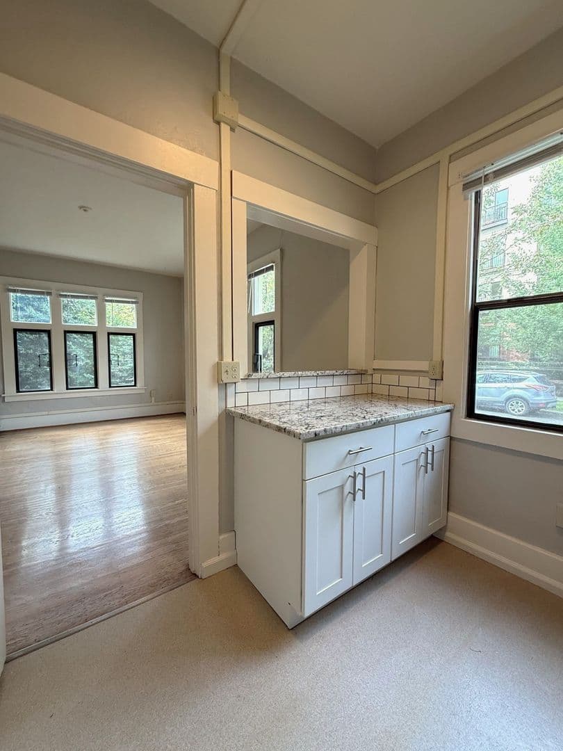 Seattle Apartment: 1803 E John St