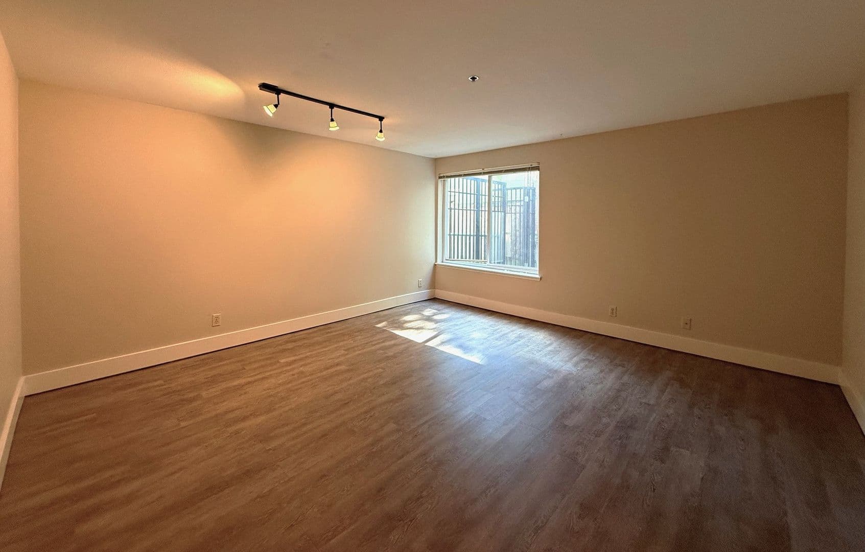 Seattle Apartment: 1813 19th Ave