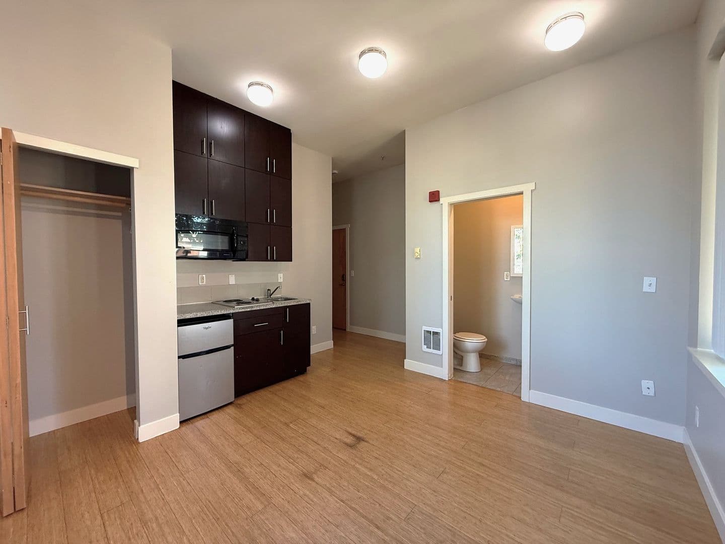 Seattle Apartment: 5043 Brooklyn Ave NE