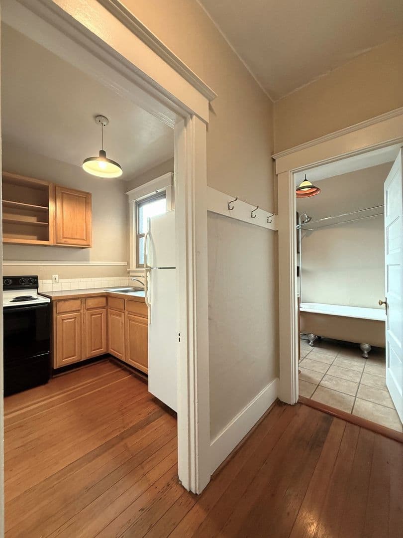 SEATTLE Apartment: 1215 E SPRING ST