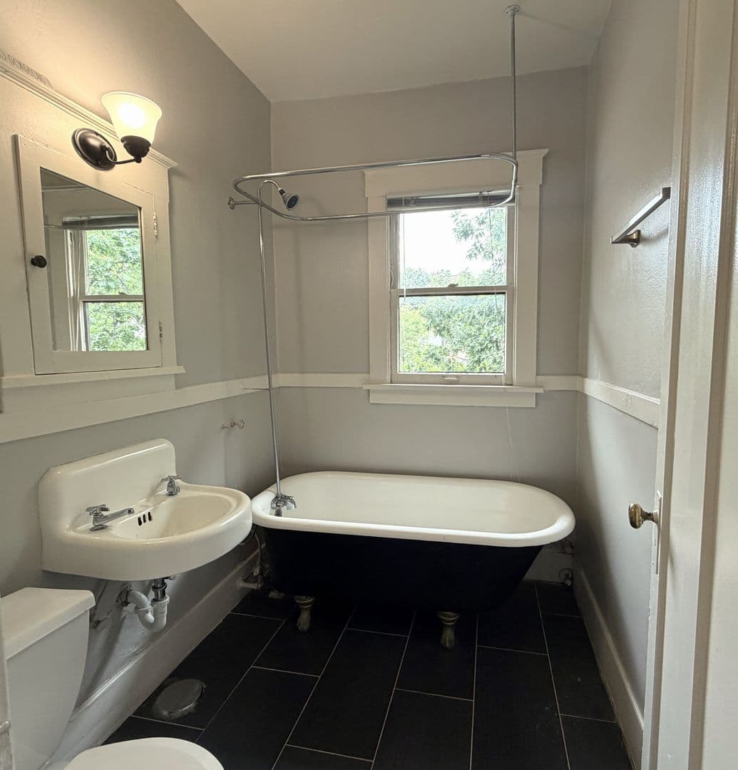 Tacoma Apartment: 629 St Helens Ave