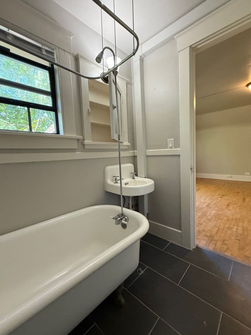 Tacoma Apartment: 629 St Helens Ave