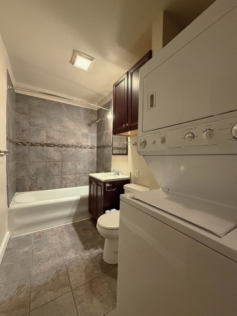 SEATTLE Apartment: 2032 YALE AVE E