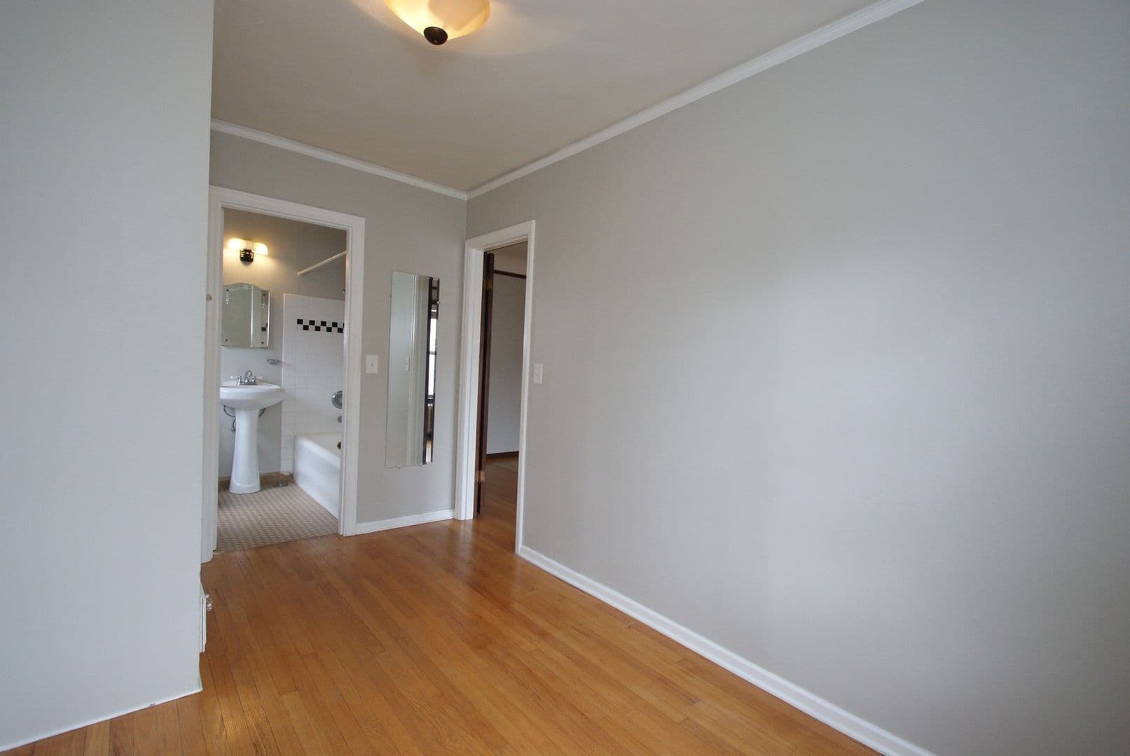 SEATTLE Apartment: 616 4TH AVE W