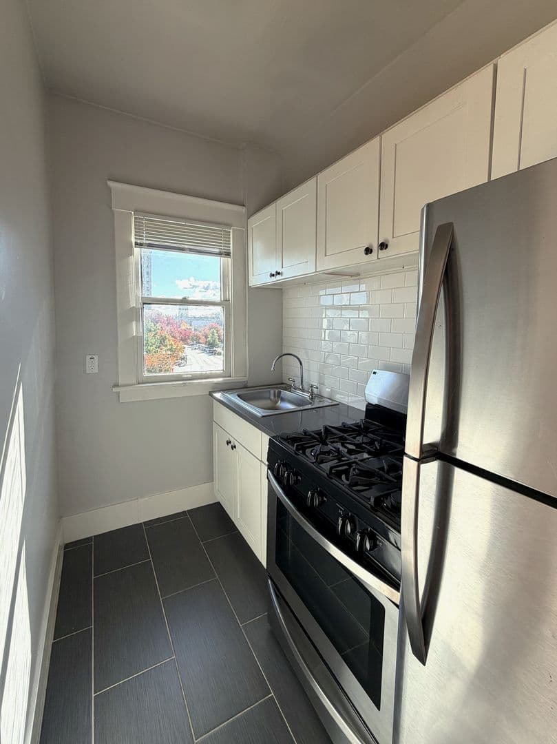 Tacoma Apartment: 629 St Helens Ave