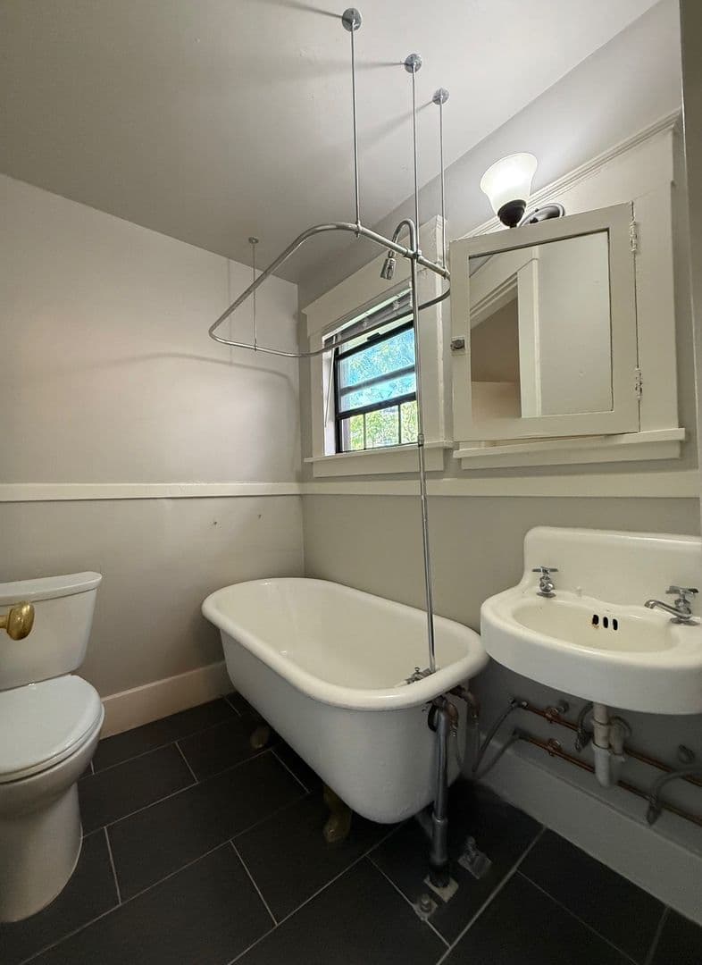 Tacoma Apartment: 629 St Helens Ave