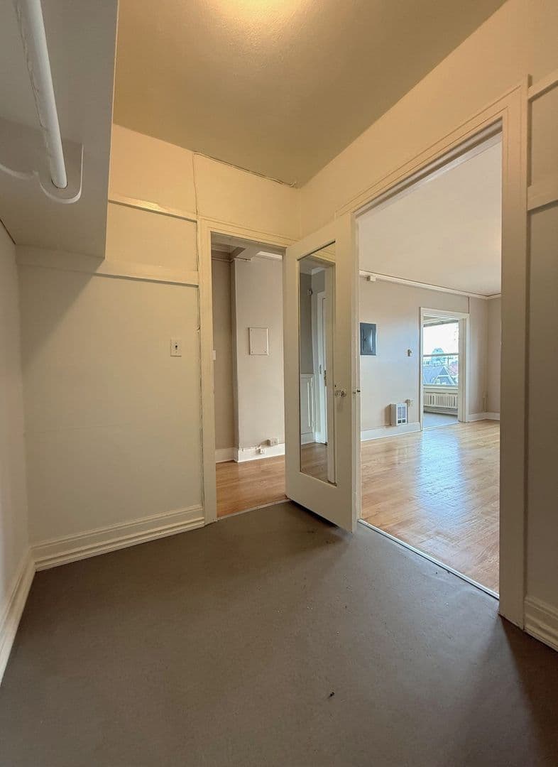 Seattle Apartment: 1833 13th Ave