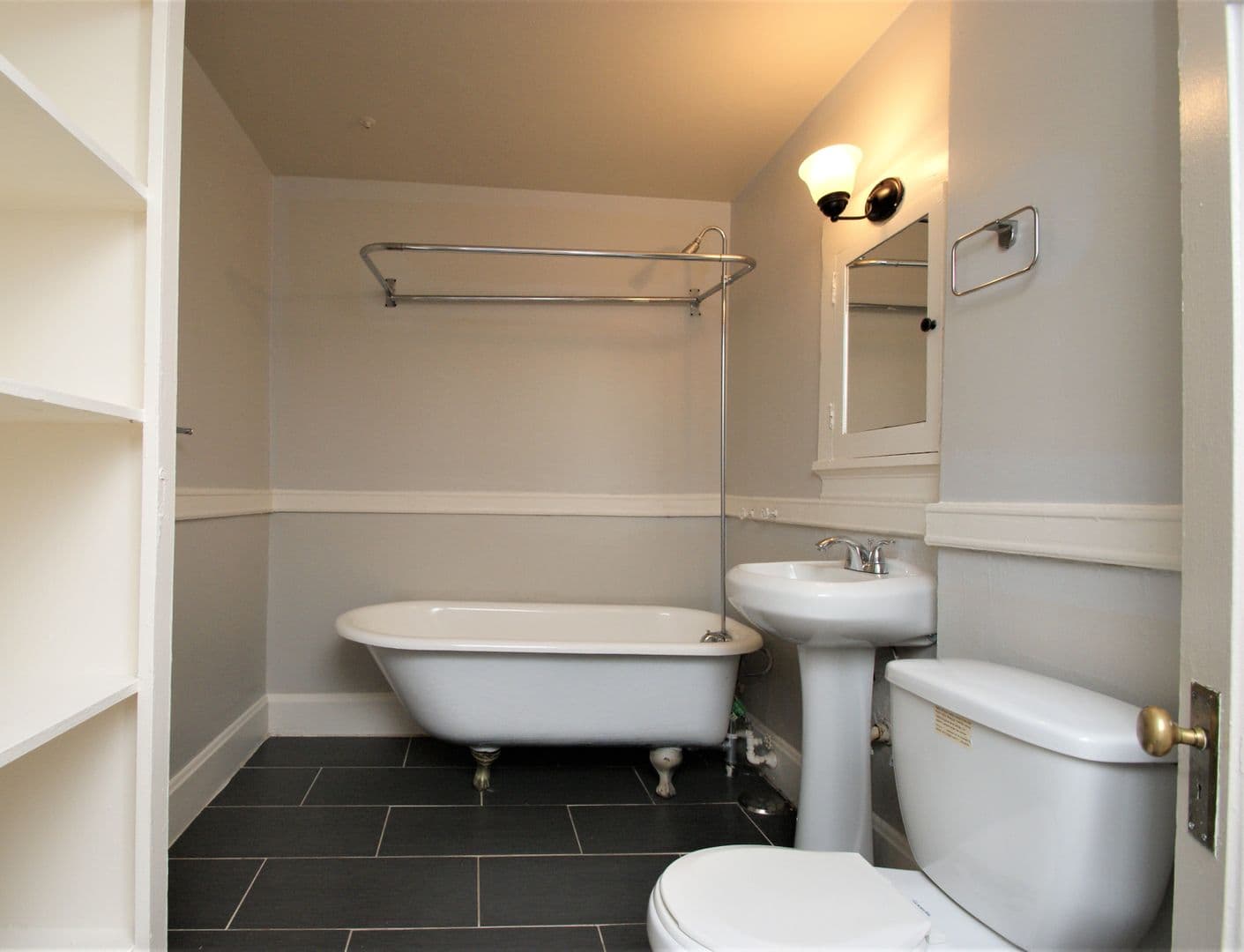 Tacoma Apartment: 629 St Helens Ave