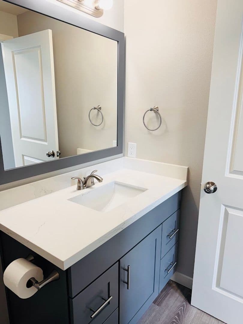 Seattle Apartment: 1215 N 90th St