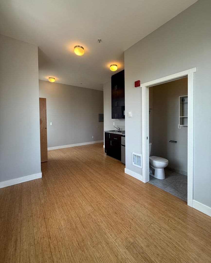 Seattle Apartment: 5043 Brooklyn Ave NE