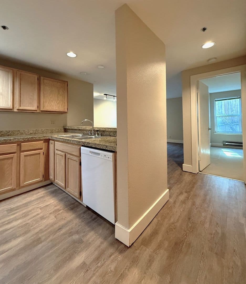 Seattle Apartment: 1813 19th Ave