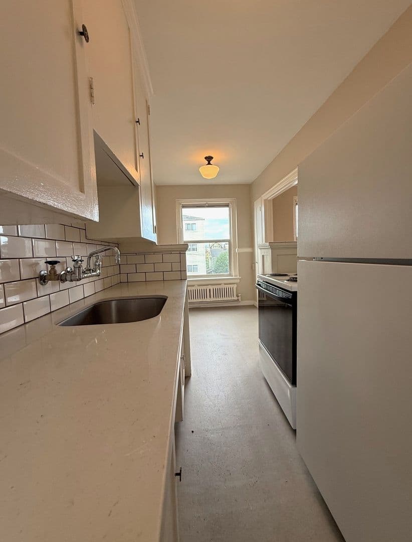 Seattle Apartment: 1833 13th Ave