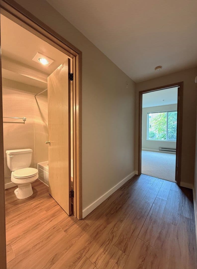 Seattle Apartment: 1813 19th Ave