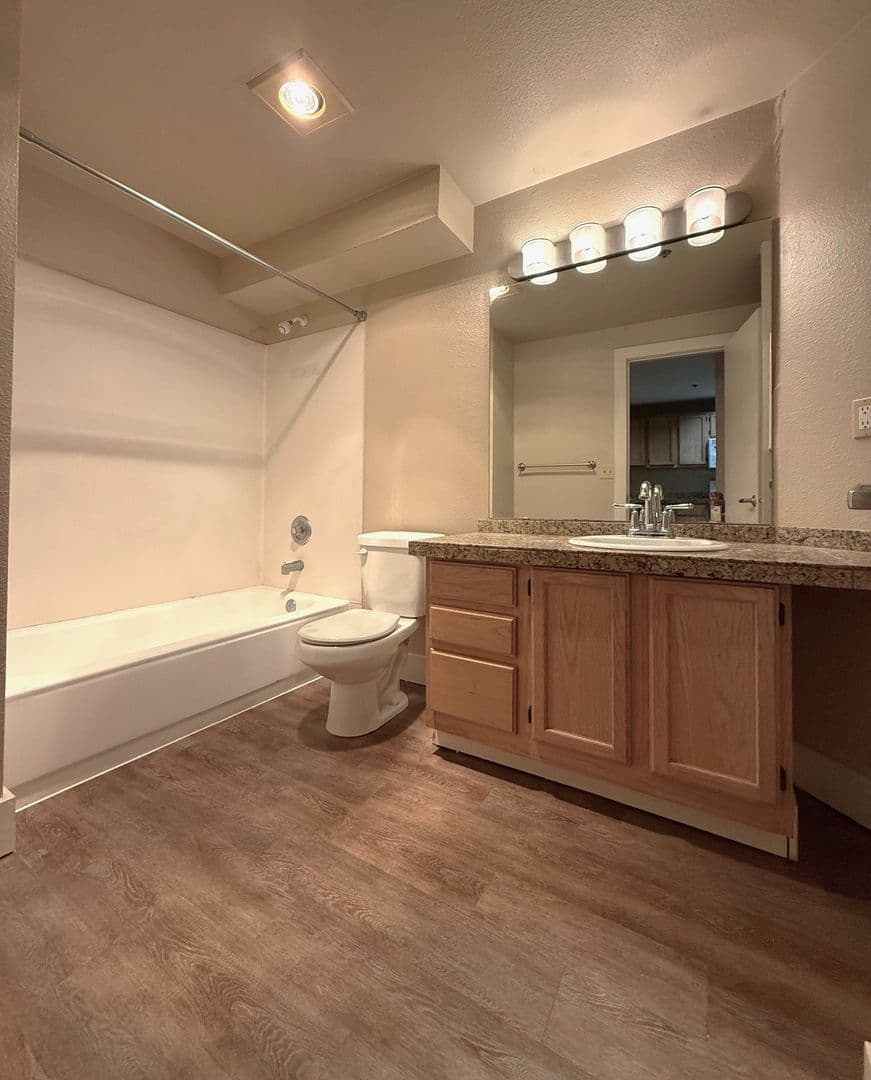 Seattle Apartment: 1813 19th Ave