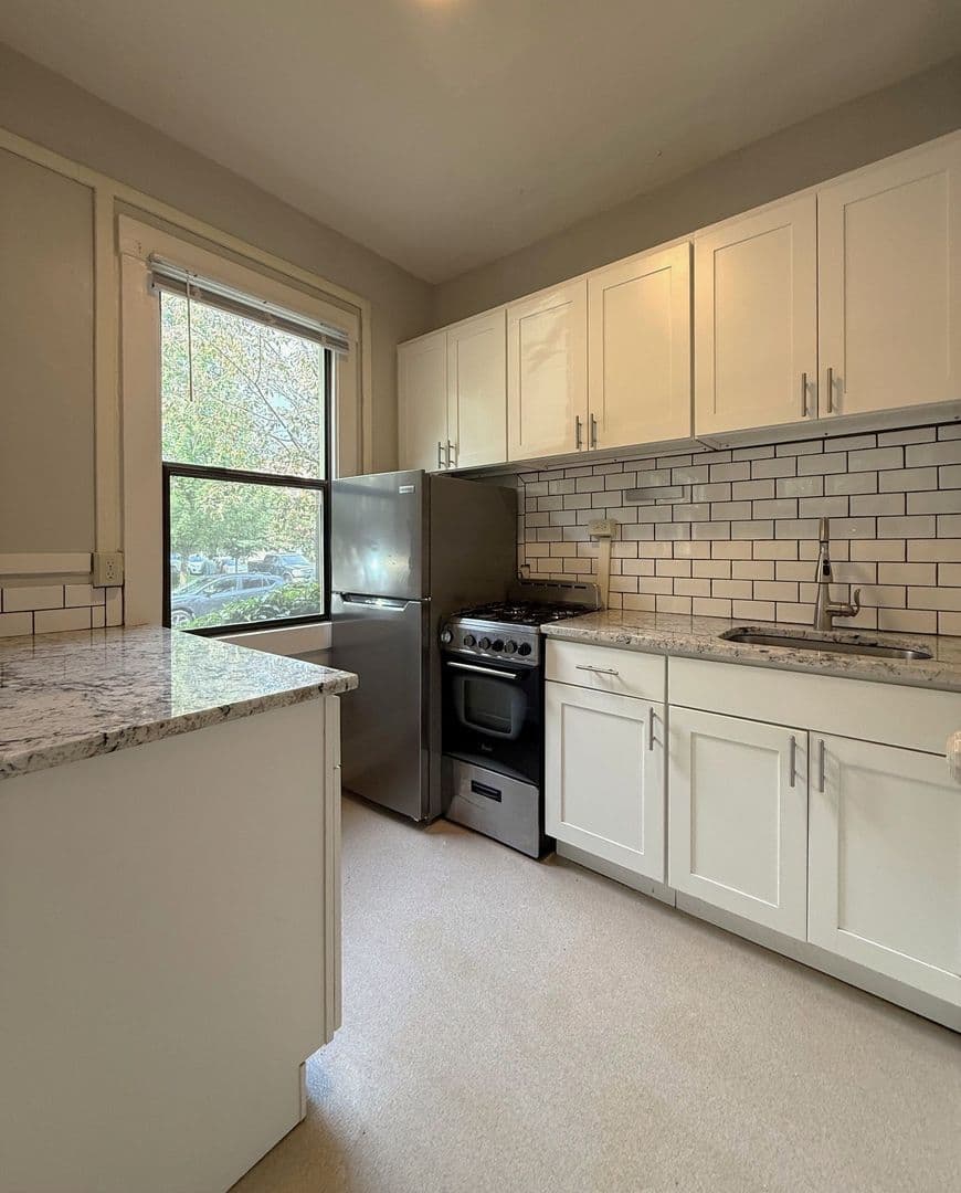 Seattle Apartment: 1803 E John St
