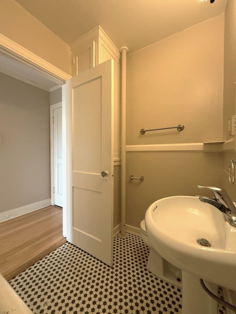 Seattle Apartment: 1833 13th Ave