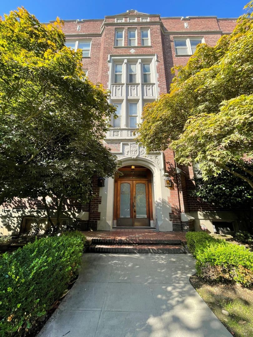 Seattle Apartment: 1833 13th Ave
