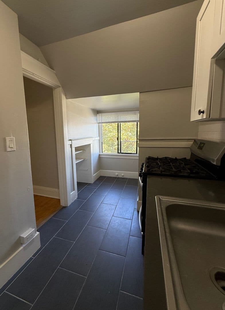 Tacoma Apartment: 629 St Helens Ave