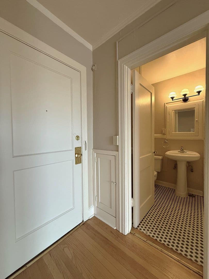 Seattle Apartment: 1833 13th Ave