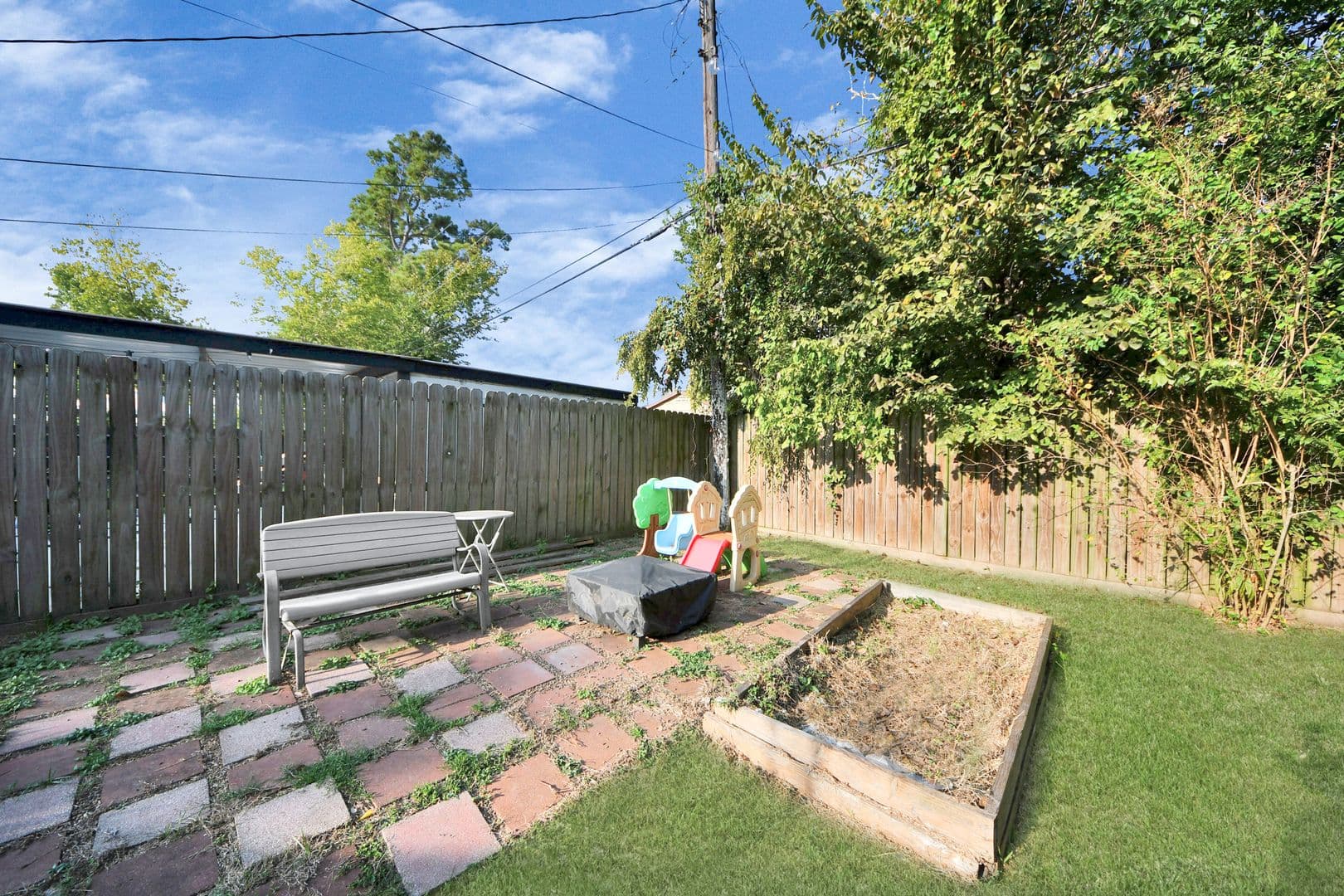 Houston House: 7032 Conley St