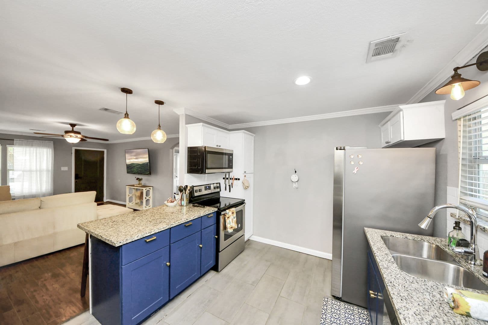 Houston House: 7032 Conley St
