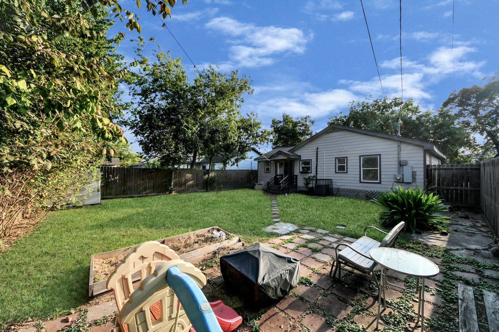 Houston House: 7032 Conley St