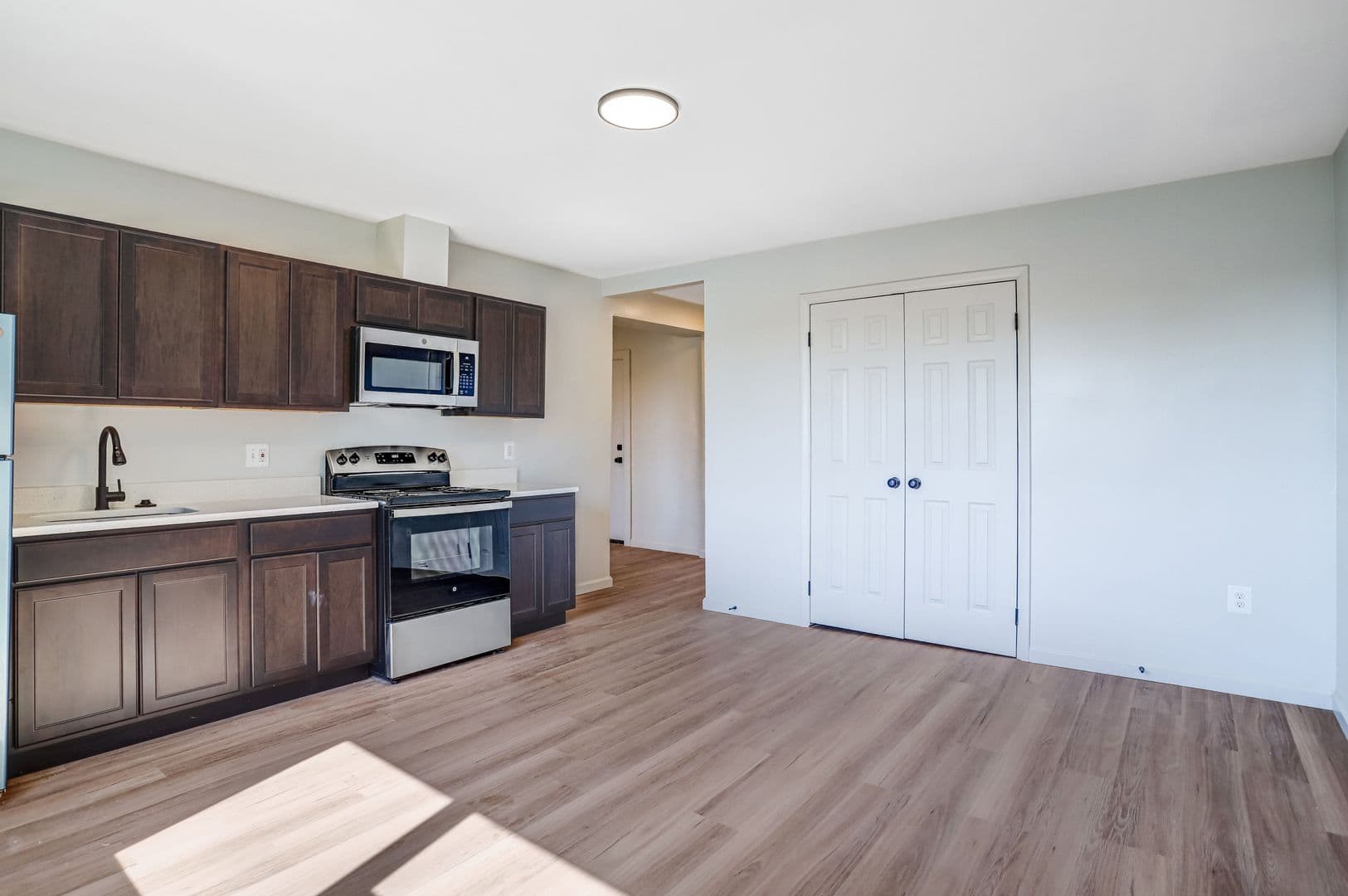 Washington Apartment: 525 7th Street, NE