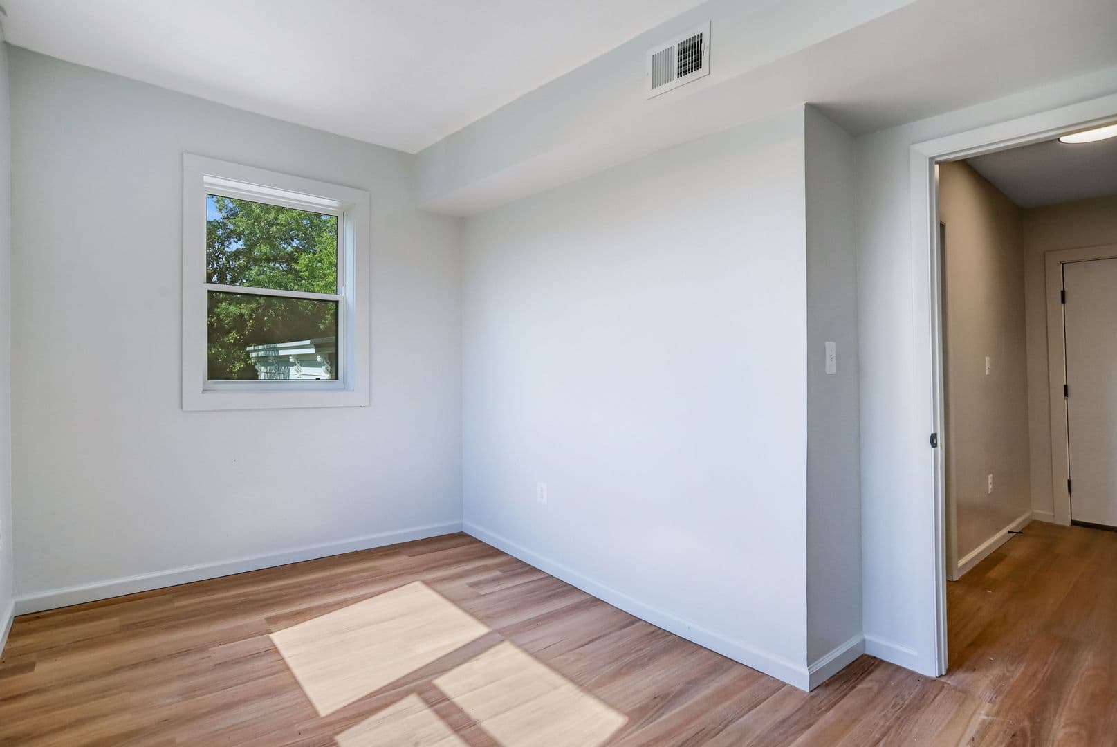 Washington Apartment: 525 7th Street, NE