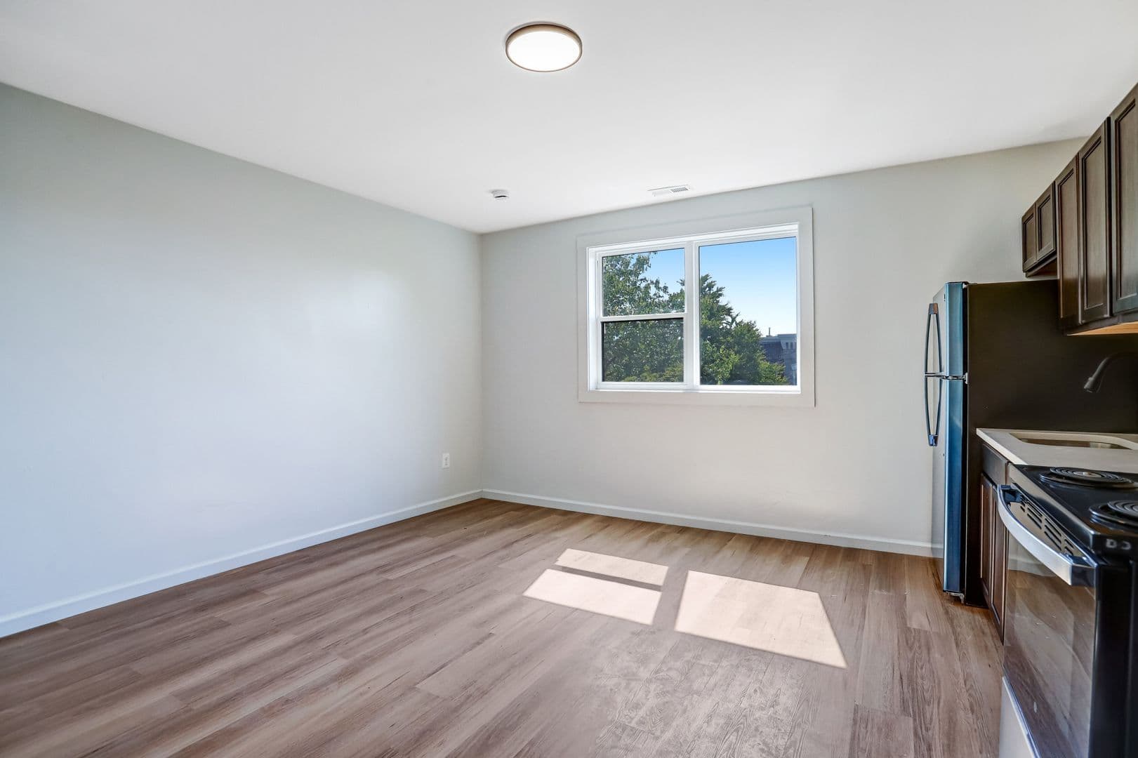 Washington Apartment: 525 7th Street, NE
