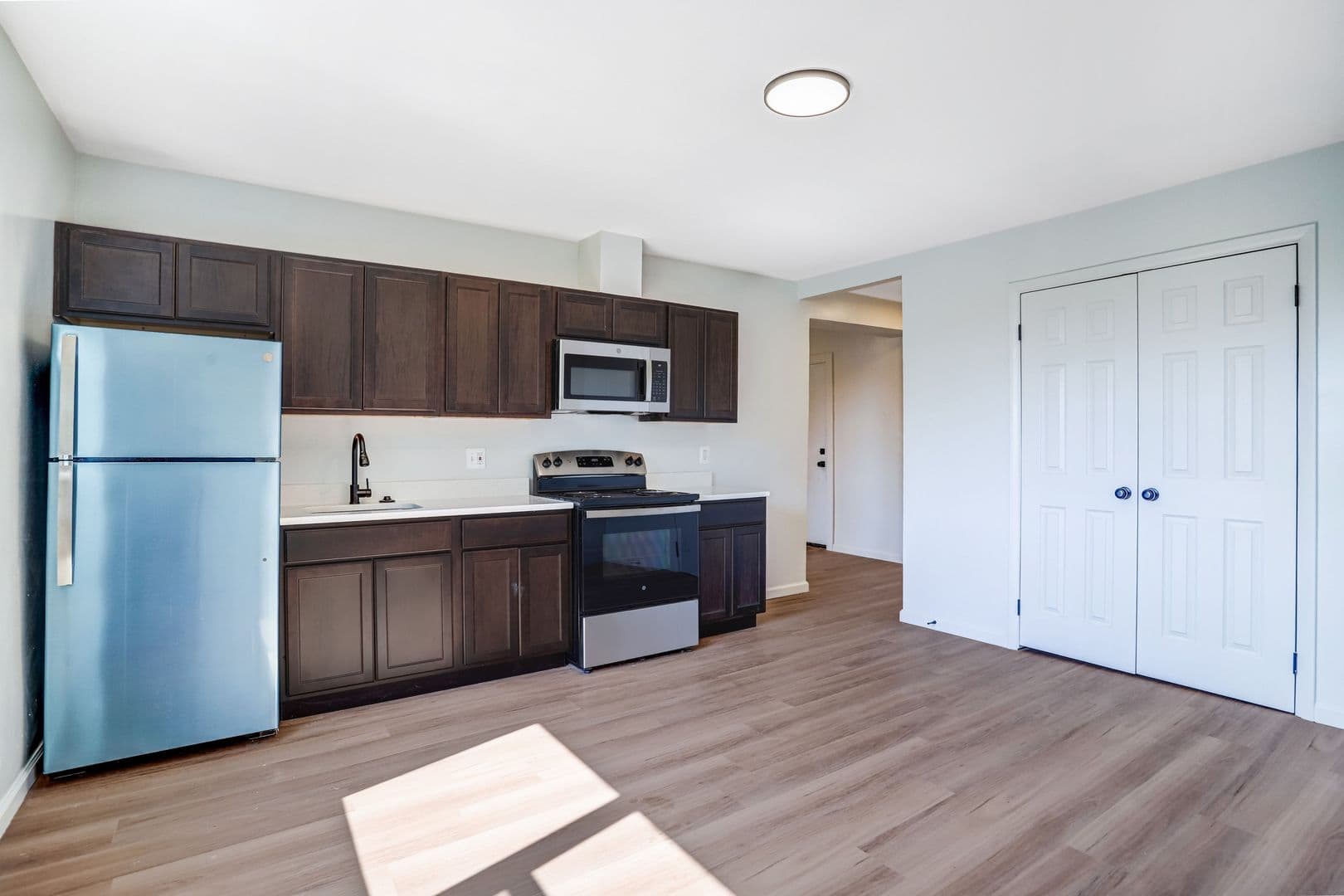 Washington Apartment: 525 7th Street, NE