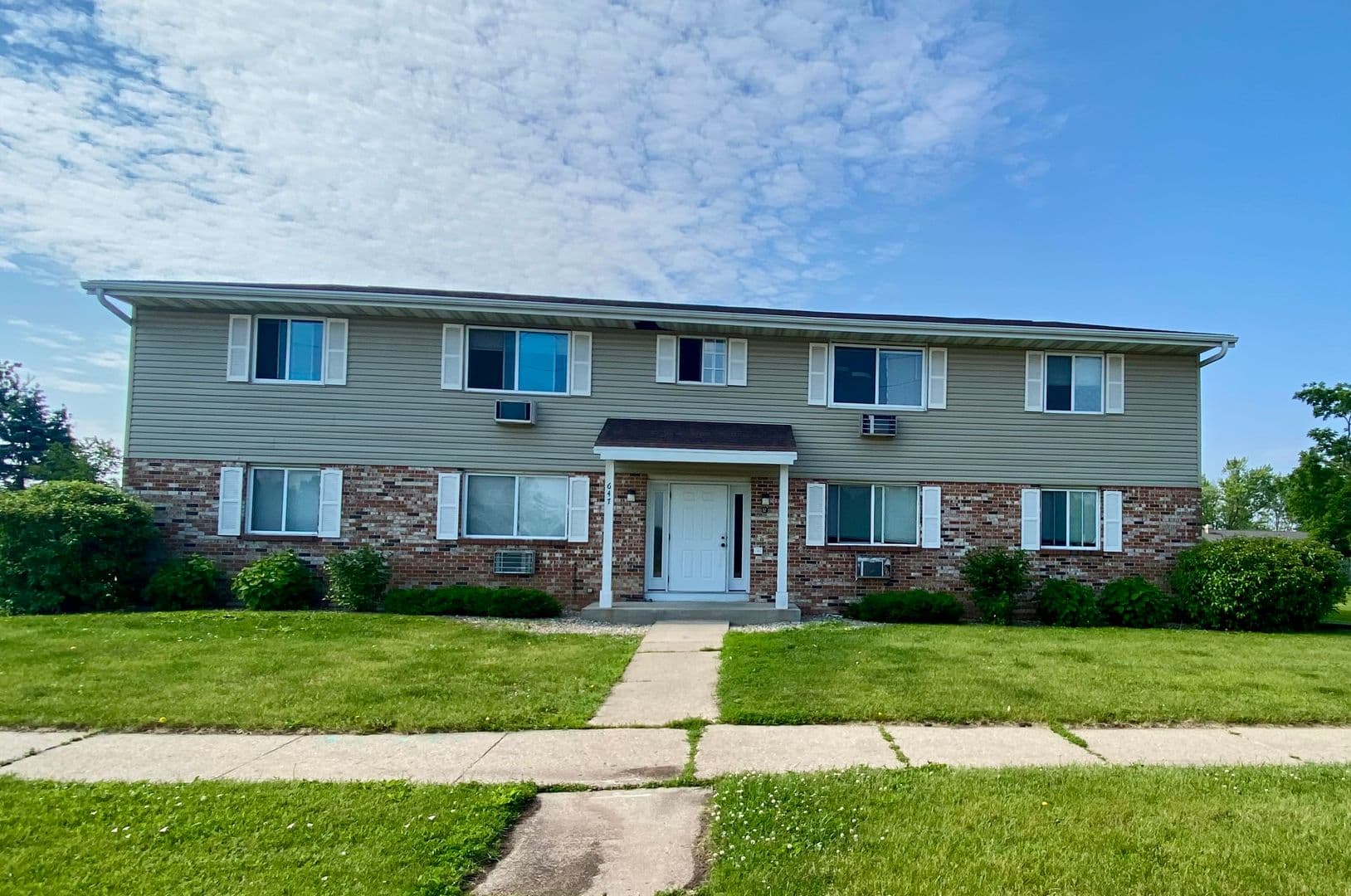Janesville Apartment: 647 Kellogg Ave.