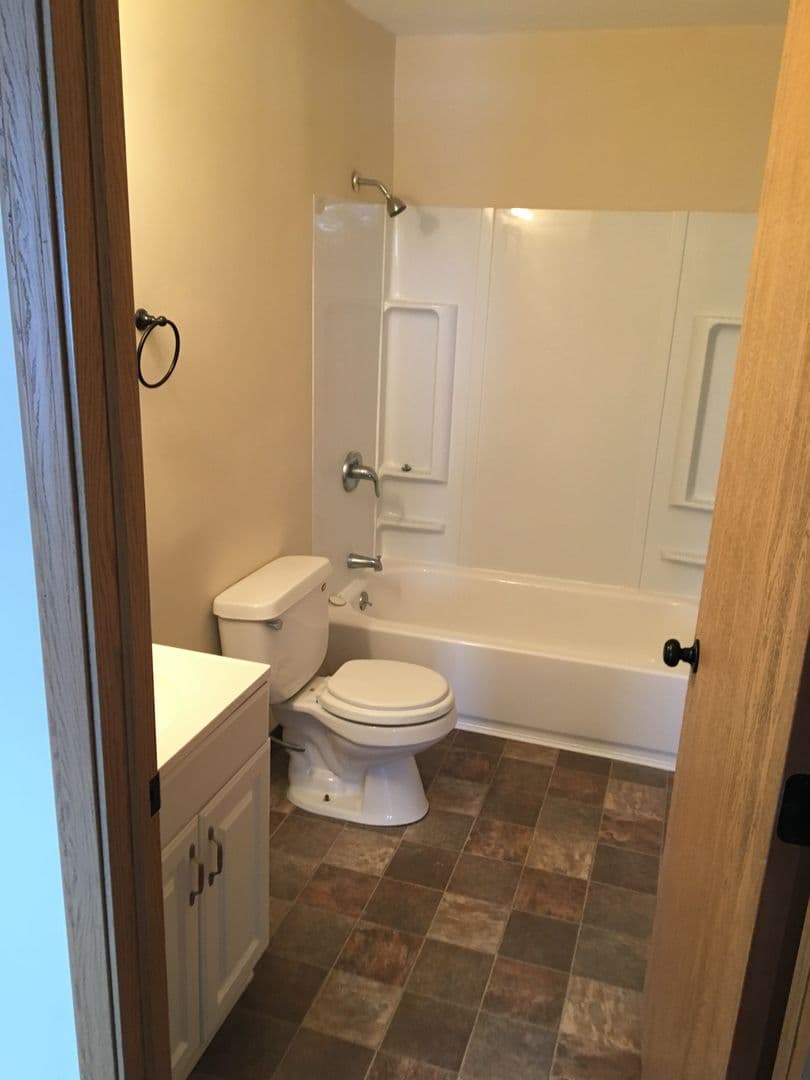 Janesville Apartment: 647 Kellogg Ave.