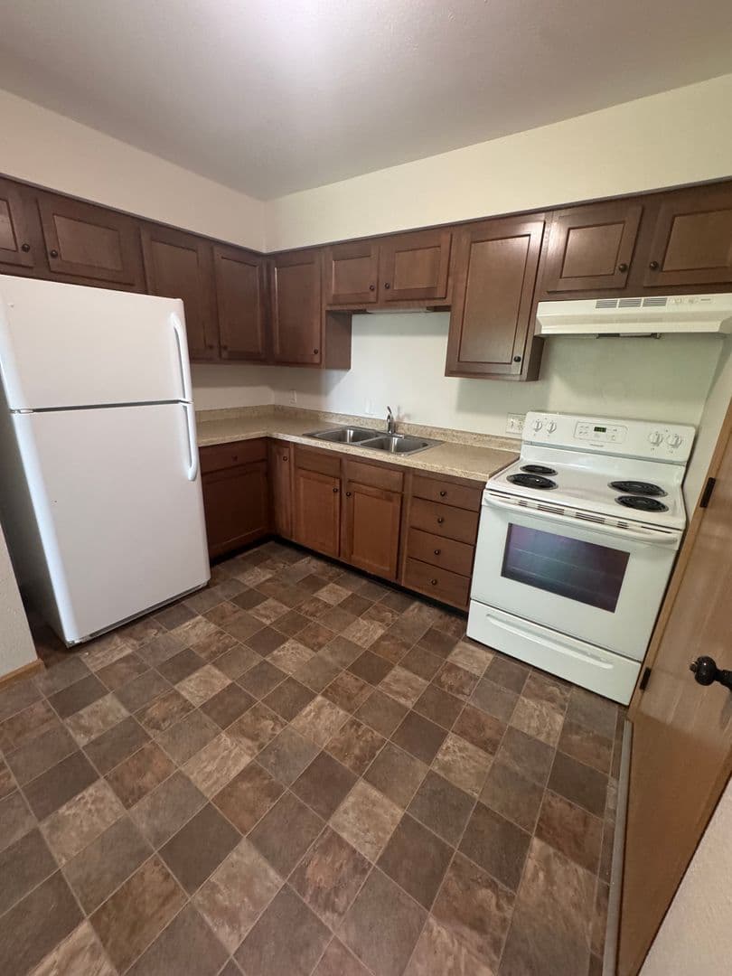 Janesville Apartment: 619 Kellogg Ave.