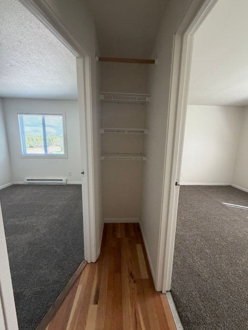 Janesville Apartment: 647 Kellogg Ave.