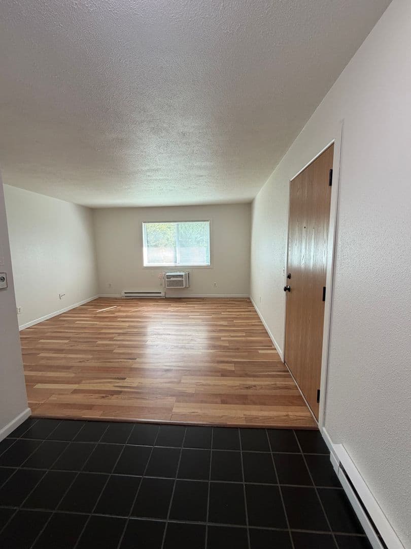 Janesville Apartment: 647 Kellogg Ave.