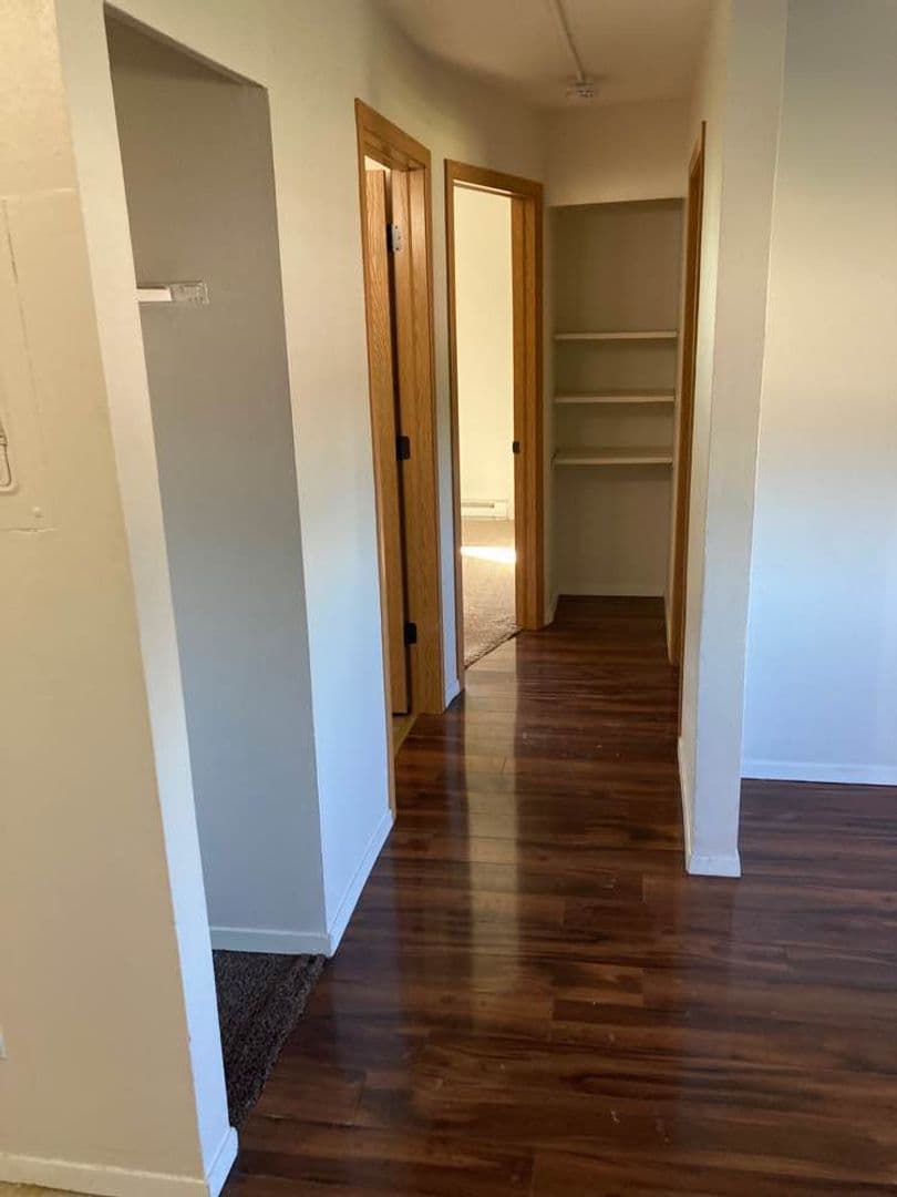 Janesville Apartment: 647 Kellogg Ave.