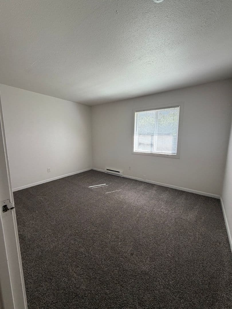 Janesville Apartment: 647 Kellogg Ave.