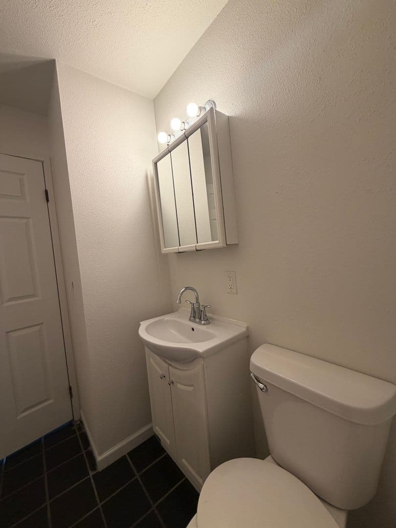 Janesville Apartment: 647 Kellogg Ave.