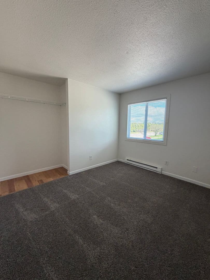 Janesville Apartment: 647 Kellogg Ave.