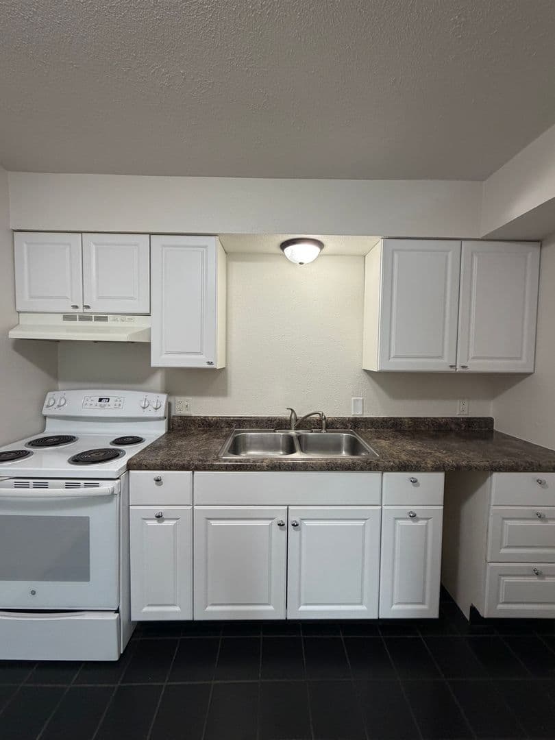 Janesville Apartment: 647 Kellogg Ave.