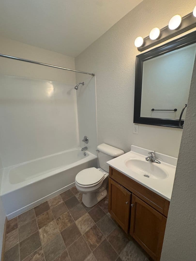 Janesville Apartment: 619 Kellogg Ave.