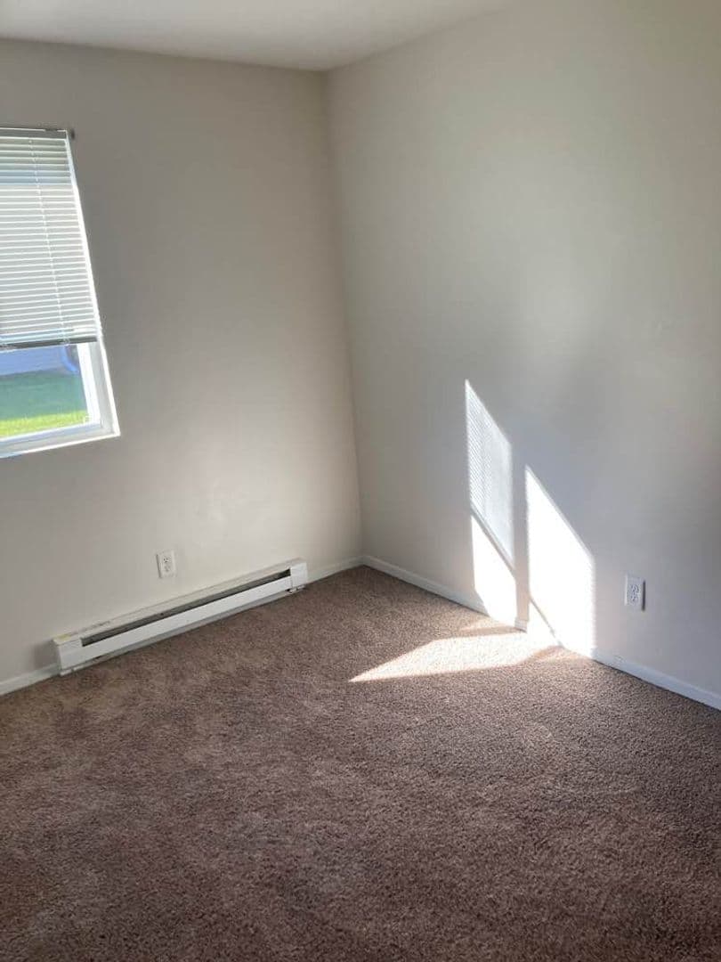 Janesville Apartment: 647 Kellogg Ave.