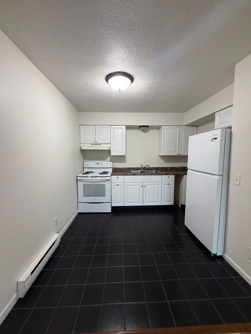 Janesville Apartment: 647 Kellogg Ave.
