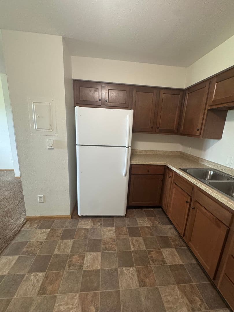 Janesville Apartment: 619 Kellogg Ave.